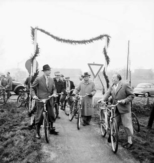 Radwanderweg nach Trittau: Einweihungsfahrt: Landrat Wennemar Haarmann und Gäste