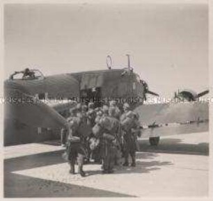 Wehrmachtssoldaten, Transportflugzeuge, Gebirgsjäger beim Verladen