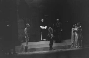 Szenenbilder aus der Komödie "Viel Lärm um nichts" von William Shakespeare im Theater am Schiffbauerdamm in Berlin : Szene mit Viktor Staal (2. von links) und Ursula Meißner (1. von rechts)