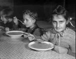 Kinder erhalten eine warme Mahlzeit