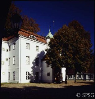 Berlin, Jagdschloss Grunewald, Hofansicht mit Nebengebäuden.