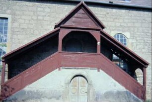 Kirche: überdachte Außentreppe zur Empore, darunter ebenerdiger Eingang
