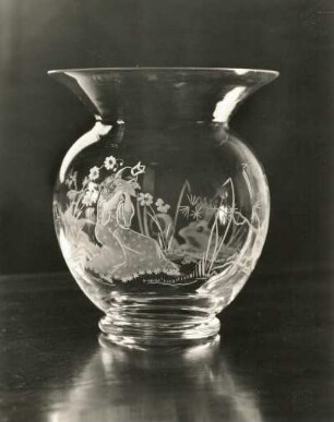 Bauchige Vase. Glas, geätzt, geschnitten (nach Entwurf von Schubert?)