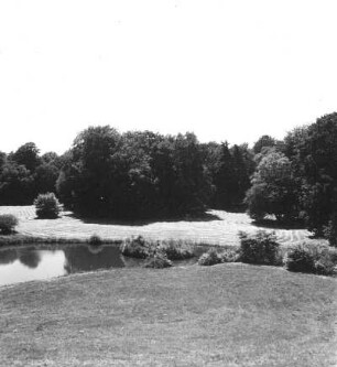 Cottbus. Branitzer Park (1846-1871; H. v. Pückler-Muskau). Schlangensee. Blick von der Landpyramide nach Süden gegen Baumgruppen