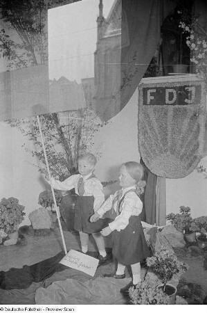 Sichtwerbung für das IV. Parlament der FDJ in einem Schaufenster