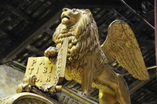 Geflügelter Markuslöwe : Der geflügelte Markuslöwe ist das Wahrzeichen der Stadt, hier als Bugverzierung an einem Dogenschiff, ausgestellt im Marine-Museum. Aufgenommen in Venedig am 15. Mai 2009