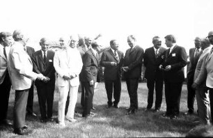 22. Tagung 1972 Mediziner; Große Gruppen mit Willy Brandt: (überbelichtet): Konrad Bloch, Carl F. Cori, Har Gorbind Khorana, André F. Cournand, Werner Forßmann, Severo Ochoa, Sir Hans A. Krebs, Feodor Lynen, Willy Brandt, Ph. Held, Oberbürgermeister Steurer, Edward L. Tatum, Ragnar A. Granit, Sir John C. Eccles