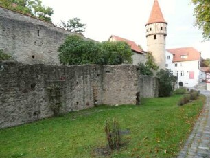 Ansicht von Südwesten mit Kirchhof- und Zwingermauer (Wehrgang mit Schießscharten jeweils abgetragen) über Graben (weitgehend verfüllt)