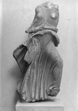 Nach rechts laufende Frau in Peplos
