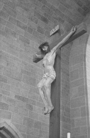 Heilsbronn: Inneres der Kirche, Christus am Kreuz