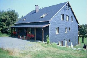 Pension "Rennsteig", neu verschiefert, steht auf einer Bergwiese