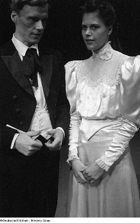 Szenen aus dem Stück "Die kleine Stadt" von Thornton Wilder am Deutschen Theater in Berlin : Szene mit Max Eckard als George (links) und Ruth Schilling als Emily (rechts)