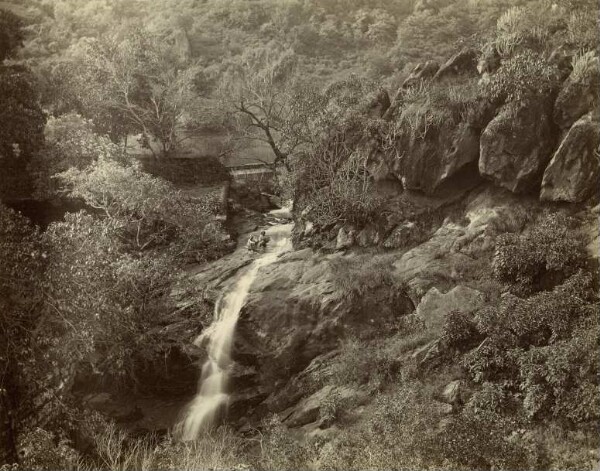 In der Umgebung von Poonah, Wasserfall mit Landschaft