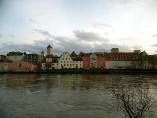 Regensburg: Altstadt mit Goldenem Turm und Rathausturm