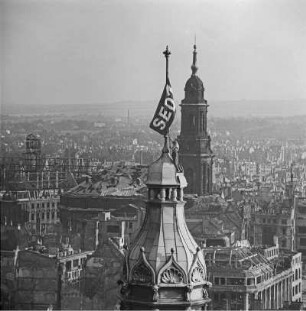Dresden. Blick vom Turm der Katholischen Hofkirche nach Südosten über das Georgentor und die Trümmer der Innenstadt auf die Kreuzkirche
