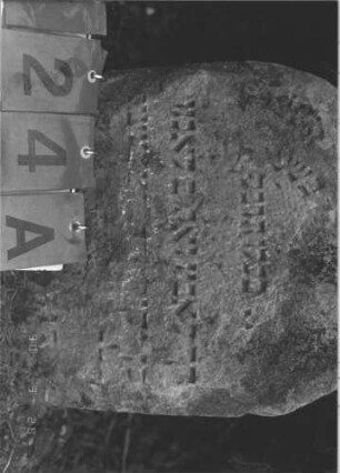 Grabstein 124 (Index: 100008951) Zustand: eingesunken, größerer Teil abgebröckelt Maße HxBxT: 45x38x6 cm Besonderheit: Kindergrab: Grabstein 124A