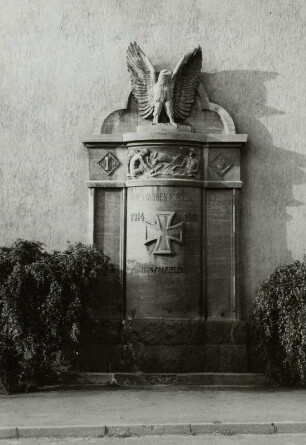 Denkmal für die Gefallenen im Deutsch-Französischen Krieg 1870/1871 und im 1. Weltkrieg : Denkmal für die Gefallenen im Deutsch-Französischen Krieg 1870/1871 und im 1. Weltkrieg. Erlbach (Kreis Klingenthal), Evangelische Pfarrkirche