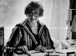 Serie: Deutschlands Emigranten - Karola Bloch am Schreibtisch