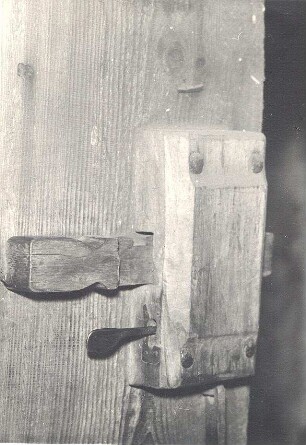 Holzschloss in Klein Partwitz : Handwerkstechniken - Tischlerei. Ort: Bezdowy / Klein Partwitz. Holzschloss am Bienenhaus.