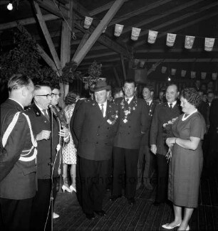 Volks- und Schützenfest: Schützenverein Sprenge und Umgebung e.V.: Festzelt: Ernennung des neuen Schützenkönigs Emil Mink und der Schützenkönigin Anneliese Mink durch Schützenoberst und Bürgermeister Johannes Gaycken, mit Vorjahresschützenkönig Hermann Kohnke und Jungschützenkönig Liebhard Glanert