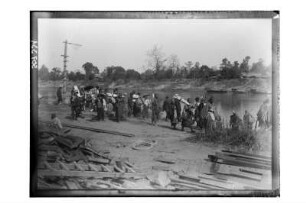 Wartende am Fluss : Phetchaburi. Wartende Menschen am Fluss an einem Schiffshaltepunkt oder einem Fähranleger, 1909