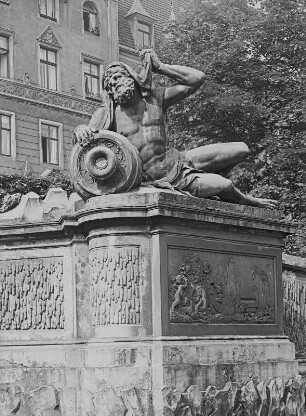 Neptunbrunnen : Neptunbrunnen. Sandstein; B. ca. 40 m (um 1744; L. Mattielli, Z. Longuelune). Dresden-Friedrichstadt, Garten des Marcolini-Palais