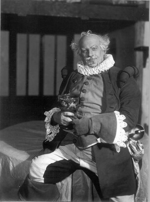 Die lustigen Weiber von Windsor. Schauspiel von William Shakespeare nach der Übersetzung von Baudissin. Staatsschauspiel Dresden, Dresdner Erstaufführung 03.10.1929 mit Musik von Arthur Chitz : Walther Kottenkamp als Falstaff