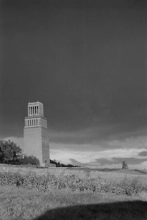 Weimar-Buchenwald. Mahnmal auf der Südseite des Ettersbergs (1954-1958) mit Turm der Freiheit, davor die Figurengruppe von Fritz Cremer