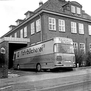 Bad Oldesloe: Bücherbus auf der Einfahrt in Anbau an gewerbliche Berufsschule: im Vordergrund eine Straße