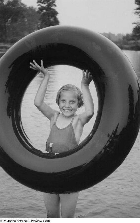 Mädchen beim Baden mit einem Gummireifen