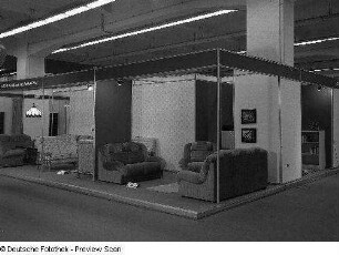 Sitzgruppe Schweikershain : Raumaufnahme mit Ausstellungskojen des VEB Polstermöbelkombinat Oelsa-Rabenau. Ansicht mit Sitzgruppe "Schweikershain"