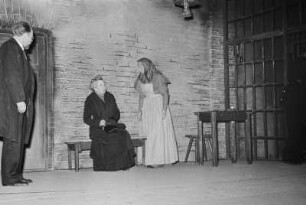 Szenenbilder aus " Die Familie" von I. Popow mit H. Thate, F. Nowack, K. F. Feudel, K. Weber, H. Scholz, E. Meyer, J. Thomas, L. Loebinger, H. Dieckhoff, S. Haacker, Maxim-Gorki-Theater, Premiere 02.12.1953