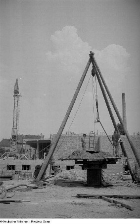 Baustelle mit Hebevorrichtung