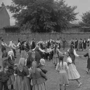 Dorffest. Folkloregruppen in Tracht beim Tanzen