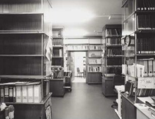 Sächsische Landesbibliothek - Staats- und Universitätsbibliothek Dresden. Zweigbibliothek Maschinenwesen, Teilbibliothek Textil- und Bekleidungstechnik. Benutzungsraum mit Freihandaufstellung : Dresden-Südvorstadt, Hohe Straße 6 (Gebäude der TU Dresden). Sächsische Landesbibliothek - Staats- und Universitätsbibliothek Dresden. Zweigbibliothek Maschinenwesen, Teilbibliothek Textil- und Bekleidungstechnik. Benutzungsraum mit Freihandaufstellung