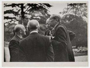 Gartenparty bei Joseph Avenol, Generalsekretär des Völkerbundes in Genf. von links: Grumbach, Joseph Beck, Yvon Delbos, Peter R. Munch, Léon Blum