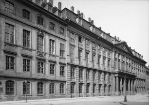 Dresden. Altes Landhaus. Straßenfront