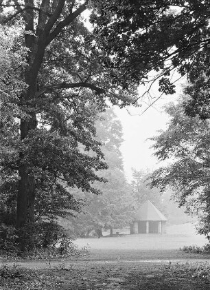 Dresden. Großer Garten, Schutzhütte : Dresden-Altstadt, Großer Garten. Parkpartie mit Schutzhütte