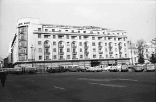 Bukarest: Platz mit Hotel [Athenée-Palace]