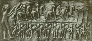 Keltischer Kriegszug. Silberkessel von Gundestrup : Keltischer Kriegszug mit Darstellung eines Initiationsritus, Reitern, Fußvolk und auf der Carnyx blasende Musikanten. Silberkessel von Gundestrup aus der Latènezeit. Platte E, Durchmesser 69 cm, Höhe 21 cm (Gesamthöhe 42 cm). Gefunden 1891 in einem Moor bei Gundestrup. Kopenhagen: Nationalmuseum