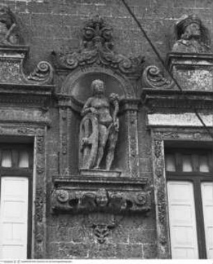 Fassadendekoration: Uomini famosi und Personifikationen, Fortuna und Consalvo di Cordova
