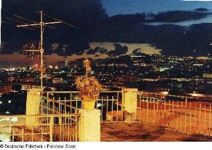 Blick von einem Balkon über die Stadt