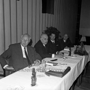 Deutscher Gewerkschaftsbund (DGB): Kreisverband Stormarn: Kreiskonferenz: Willi Schümann, Karl Gerlach, Kreisvorsitzender Hermann Bössow und Willi Prüm am Vorstandstisch