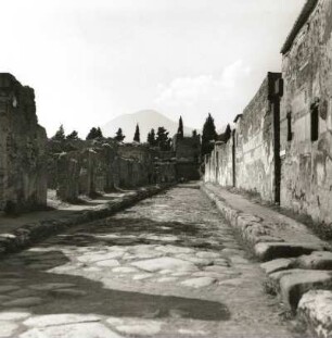 Pompeji. Via di Mercurio. Blick zum Merkurturm nach Südost