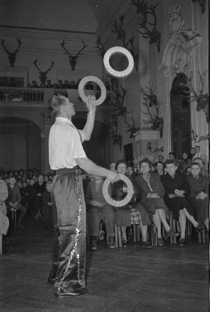 Abfischen der Karpfen im Moritzburger Schloßteich. Veranstaltung eines sowjetischen Kulturensembles im Monströsensaal des Moritzburger Schlosses (Beginn des Monats der Deutsch-Sowjetischen Freundschaft). Major Lomowsky als Jongleur