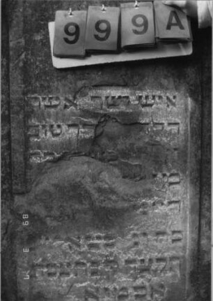Grabstein 999 (Index: 99751339) Material: Sandstein Zustand: abgeblättert/Textverlust Maße HxBxT: 155x73x10 cm Beschreibung: ädikulaart. St. m. Pilastern, Segmentbogenabschl. m. Voluten u. Mittelakroter, Symbolik: Voluten: Grabstein 999A
