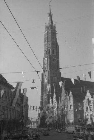 Landshut: St. Martinskirche mit Straße von Süden
