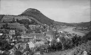 Königstein. Ortskern mit Kirche. Blick gegen Festung und Elbe