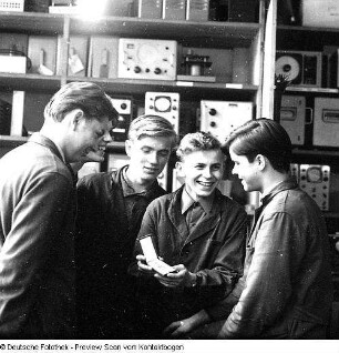 Porträt; Artur Hofmann mit sowjetischem Konstrukteur; Jürgen Gärtner I. Preis Mathe