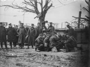Soldatengruppe : Eine Gruppe Soldaten auf einer Straße.